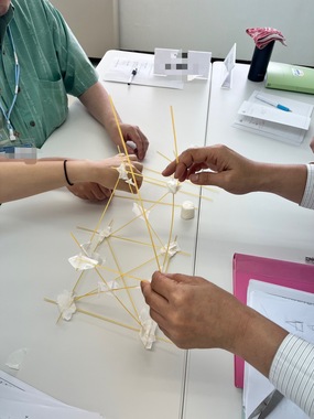 パスタタワー対決で学ぶ“伝え合う力”