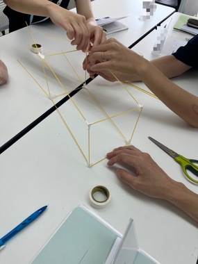 パスタタワー対決で学ぶ“伝え合う力”